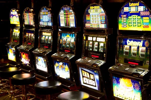 Mobile app interface showing Medusa II table with bet controls and dealer feed